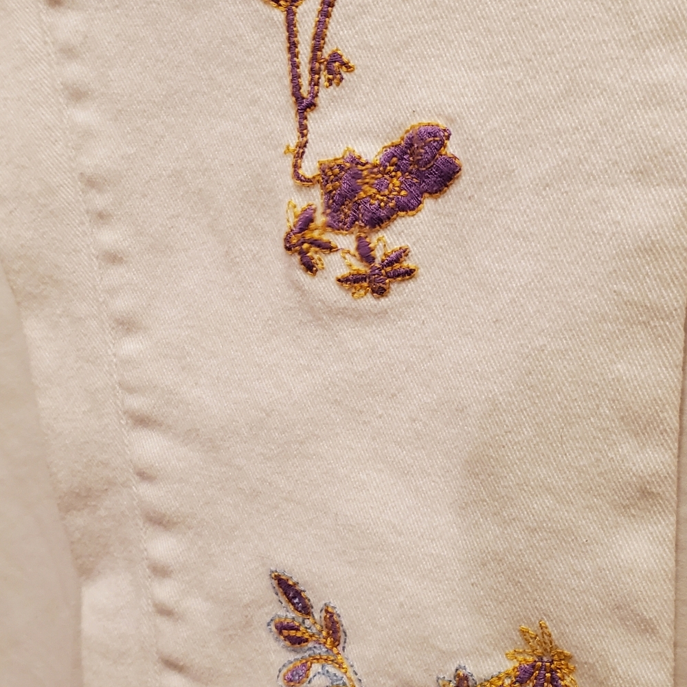 Venus White jean, with embroidery on it.  Size 2, beautiful. - Picture 4 of 10